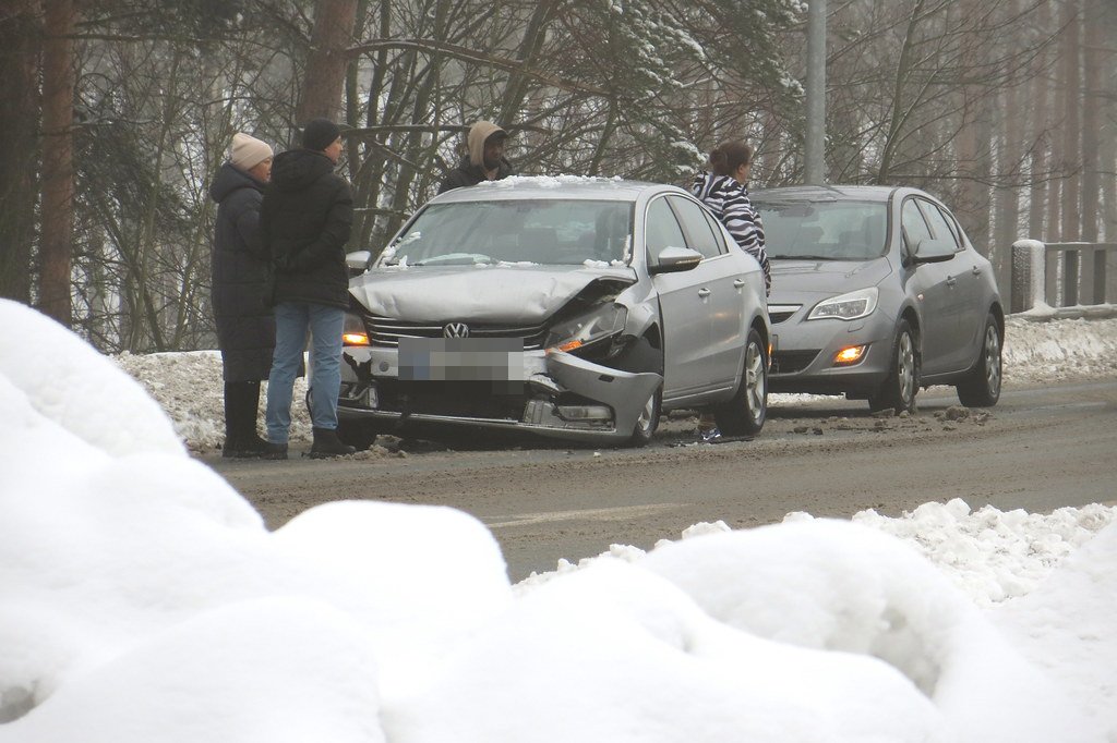 Drivers exchanging insurance information after a car accident in Virginia